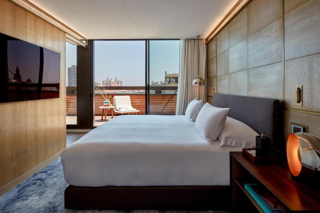 Hotel room with a double-sized bed with sky views