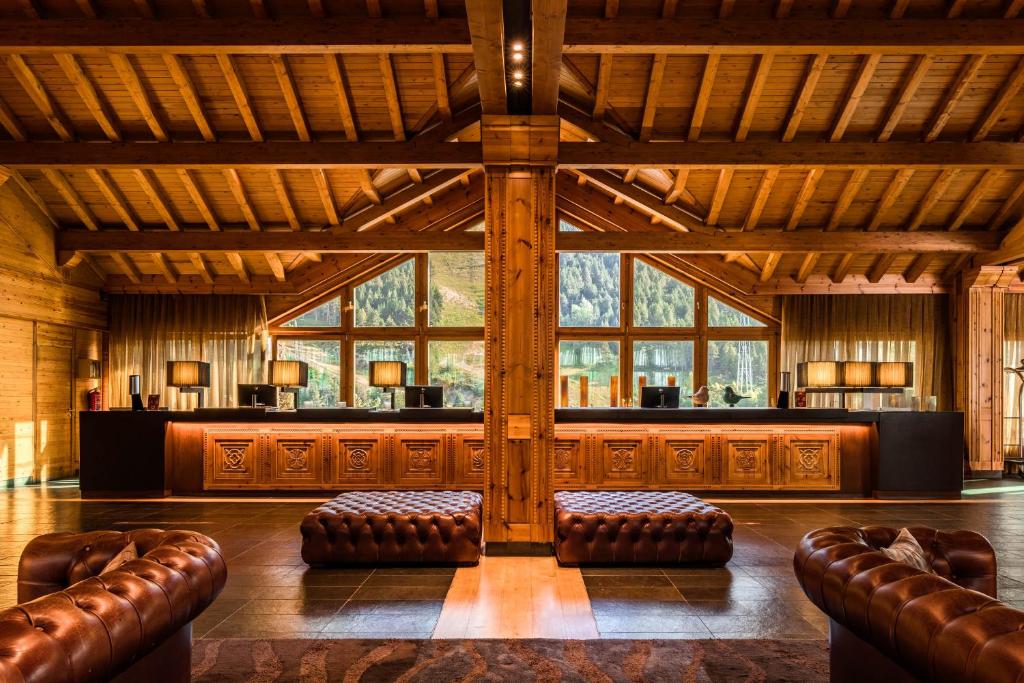 Spacious room in a luxurious wooden hotel